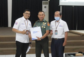 Dandenma Menarmed 2 Kostrad Mayor Arm Sumarsono menerima cenderamata dari PT BRI (Persero) TBK usai sosialisasi Program Tabungan Pensiun di Aula Molilamasi Menarmed 2 Kostrad, Malang, Senin (14/8)
