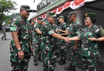Pangdam I/BB Mayjen TNI Achmad Daniel Chardin saat mengunjungi Korem 023/KS, Senin (14/8) 