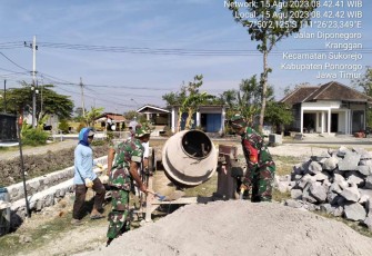 Kerja bakti pembuatan saluran wilayah desa binaan, Selasa (15/8)