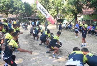 Lomba tarik tambang meriahkan HUT RI ke 78 di Korem 081/DSJ, Selasa (15/8)