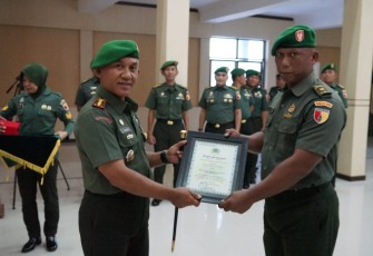 Danrem 081/DSJ Kolonel Inf H. Sugiyono memberikan piagam penghargaan, Selasa (15/8)