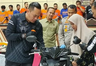 Kasubdit III Jatanras Ditreskrimum Polda Jatim AKBP Lintar Mahardhono saat menyerahkan motor ke pemiliknya di Mapolda Jatim, Selasa (15/8)