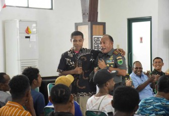 Pangdam Kasuari Mayjen TNI Gabriel Lema bersama warga Sanggeng, Rabu (16/8)