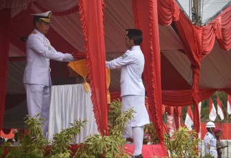 Pangkoarmada III Laksda Rachmad Jayadi saat menerima bendera merah putih dalam upacara HUT Kemerdekaan RI, Kamis (17/8)