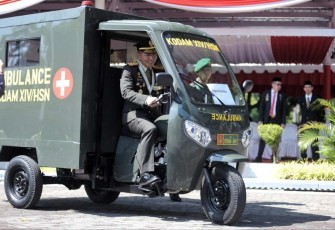 Pangdam XIV Hasanuddin Mayjen TNI Dr Totok Imam Santoso mencoba kendarai motor ambulance bantuan Pemprov Sulsel, Kamis (17/8)
