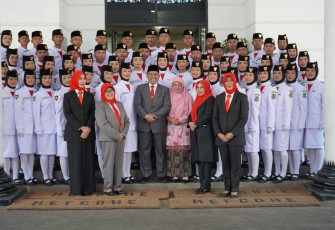 Wakil Walikota Cilegon Sanuji Pentamarta saat foto bersama Paskibraka Kota Cilegon, Kamis (17/8)