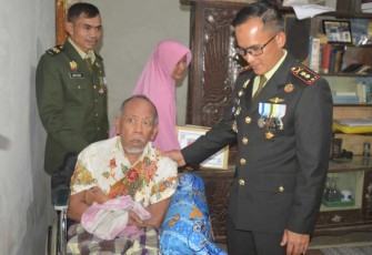 Dandim 0802/Ponorogo Letkol Inf Hirta Juni Adriansyah saat memberikan bansos langsung ke Veteran RI, Kamis (17/8)