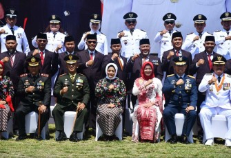 Ketua Persit KCK Koorcab Rem 081 PD V/Brawijaya Ny. Triana Sugiyono memakai pakaian adat Jawa saat upacara HUT Kemerdekaan RI ke 78 di Madiun, Kamis (17/8)