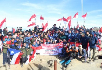 Rekor MURI pengibaran 1945 bendera di puncak gunung Ceremai, Jawa Barat, Kamis (17/8)