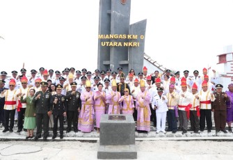 Mendes PDTT Abdul Halim Iskandar foto bersama di tugu nol km Pulau Miangas, Kabupaten Kepulauan Talaud, Sulawesi Utara, Kamis (17/8)
