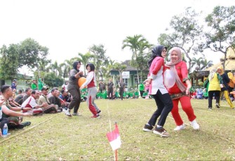 Seru menegangkan dan gelak tawa peserta lomba balon di Kodim 0806/Trenggalek, Jum'at (18/8)