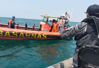 Tim SAR TNI AL saat pencarian korban kapal tenggelam, Minggu (20/8)