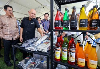 Menteri Teten Masduki saat mengunjungi stand Festival UMKM Sampoerna di Jakarta 