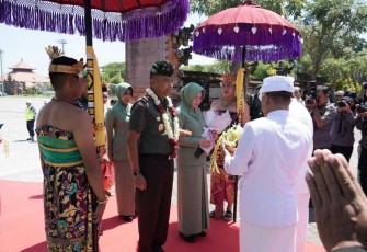 Tradisi tepung tawar sambut Pangdam IX/Udayana, Selasa (22/8)