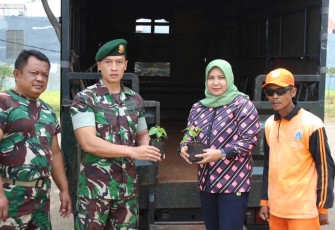 Penyerahan bantuan bibit cabai dari Pangkostrad di kelurahan Kamal, Jakarta Barat, Senin (21/8)