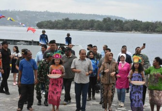Pangdam Kasuari Mayjen TNI Ilyas Alamsyah (baju abu2) saat mengunjungi pulau Mansinam di hari pertama bertugas, Rabu (23/8)