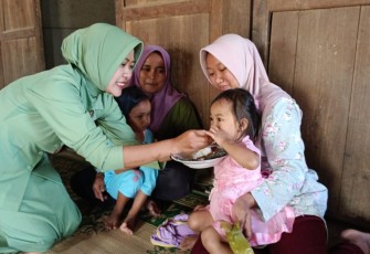Pemberian makanan gizi tambahan anak-anak di wilayah desa binaan, Rabu (23/8)