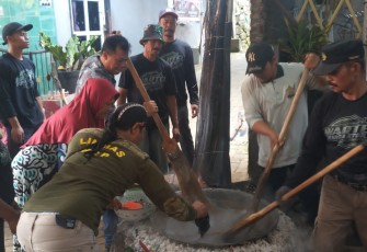 Tradisi Njenang Bareng Warga Dusun Kekep, Desa Tunggulrejo, Kecamatan Bumiaji, Kota Batu, Rabu (23/8)