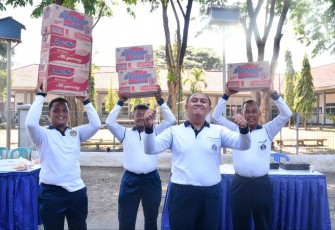 Kafasharkan Pesud Kolonel Laut (T) Johny Setyawan Sofiandi bersama pemenang lomba masak