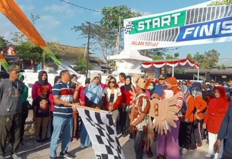 Jalan sehat Meriahkan HUT Kemerdekaan RI ke 78 di Kecamatan Pacitan, Jum'at (25/8)