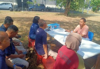 Kadispen Kodiklatal Letkol Marinir Suharyono saat memberikan jam komandan, Jum'at (25/8)