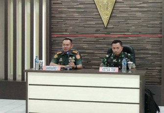 Danmenarmed 2 Kostrad Kolonel Arm Joko Setiyo Kurniawan bersama Ketua Tim Dalproggar TNI AD Letkol Inf Kukuh Suhariyono 