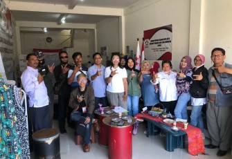 Ketua DPD RJ Jawa Timur Heru Purnomo, S.H., S.Pd, Ketua DPC RJ Kota Batu Mardi Setia Ningsih, S.H berserta para anggota tim relawan Rumah Jokowi, saat sesi foto beserta usai pembentukan DPC RJ Kota Batu