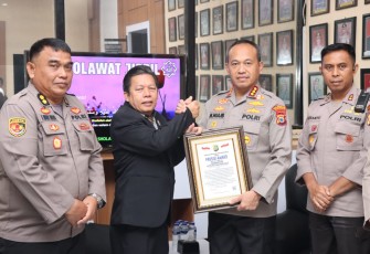 Kapolrestabes Makassar Kombes Pol Mukhamad Ngajib saat menerima piagam penghargaan LEMKAPI, Sabtu (26/8)