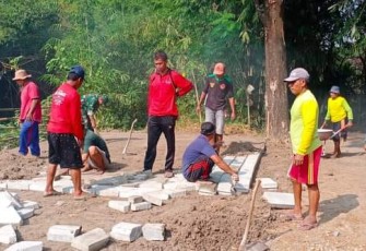 Pemasangan paving di halaman punden