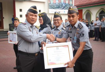 Kakanwil Kemenkumham Banten Tejo Harwanto saat memberikan piagam juara Futsal Lapas Cilegon, Senin (28/8)