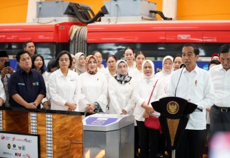 Presiden Joko Widodo saat meresmikan beroperasinya LRT Jabodetabek di stasiun Cawang, Senin (28/8)