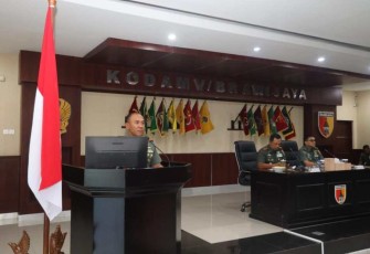 Danrem 081/DSJ Kolonel Inf H. Sugiyono saat memberikan pemaparan di Makodam V Brawijaya, Senin (28/8)