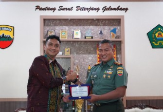 Danrem 023/KS Kolonel Inf Lukman Hakim saat menerima penghargaan, Selasa (29/8)