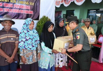 Dandim 0802/Ponorogo Letkol Inf Hirta Juni Adriansyah saat memberikan bingkisan 