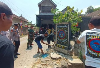 Pembongkaran tugu silat di Madiun, Selasa (29/8)