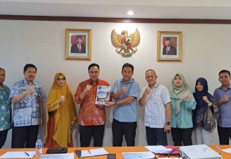 Direktur PEIPD Ditjen Bangda Iwan Kurniawan bersama perwakilan Prov Bangka Belitung di Jakarta 