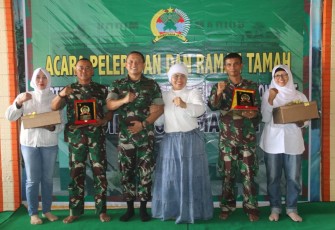 Dandim 0803/Madiun Letkol Inf Meina Helmi foto bersama perwiranya pindah satuan, Rabu (30/8)