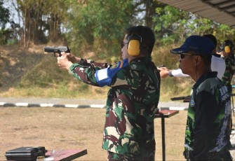 Danwing Udara 2 Puspenerbal Kolonel Laut (P) Ma'arif saat latihan menembak di lapangan tembak Lanudal Juanda, Rabu (30/8)