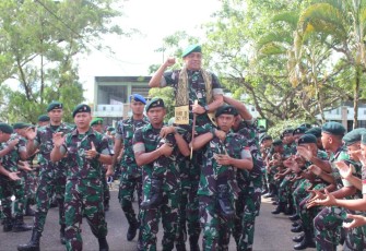 Pangdam XVIII/Kasuari Mayjen TNI Ilyas Alamsyah bersama prajurit Yonif RK 762/VYS