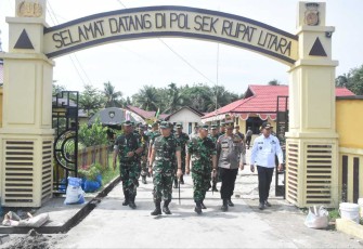 Pangdam I/BB Mayjen TNI Mochammad Hasan saat mengunjungi Pos Ramil Rupat Utara, Rabu (30/8) 