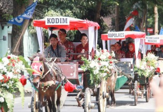 Dandim 0806/Trenggalek Letkol Kav Peddy Adi Prasetyo naiki kereta kuda saat kirab pusaka, Kamis (31/8) 