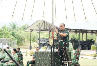 Pangdam XVIII/Kasuari Mayjen TNI Ilyas Alamsyah bersama prajurit Yonif 761/KA, Kamis (31/8)