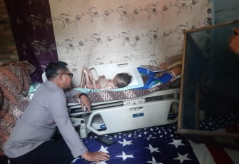 Kapolres Labusel AKBP Catur Sungkowo saat jenguk kondisi balita, Kamis (31/8)