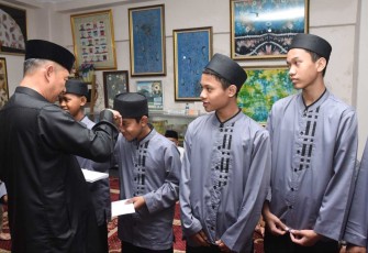 Dankoharmatau Marsda TNI Oki Yanuar saat memberikan santunan anak yatim, Kamis (31/8)