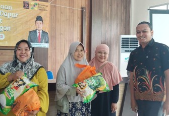 Sumringah warga lingkungan Cipala saat menerima bantuan sembako Dinsos Kota Cilegon, Jum'at (1/9)