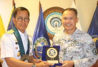 Asintel Kasal Laksamana Pertama TNI Akmal saat menerima cenderamata 