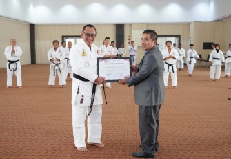 Ketua Lemkari Banten Zuliardi saat memberikan penghargaan sabuk hitam kepada Wali Kota Cilegon Helldy Agustian di Aula Diskominfo Kota Cilegon, Minggu (3/9)