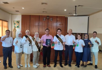 Kepala BPJS Ketenagakerjaan Cabang Blitar Hendra Elvian (lima dari kanan) Saat Bersama Memperingati Hari Pelanggan Nasional Tahun 2023