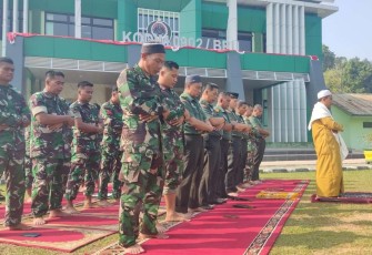 Prajurit Kodim 0902/Berau saat melaksanakan shalat Istisqa di Makodim, Senin (4/9)