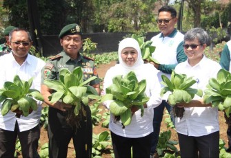 Pangdiv 2 Kostrad Mayjen TNI Haryanto bersama Gubernur Jatim Khofifah Indar Parawansa, Senin (4/9)
